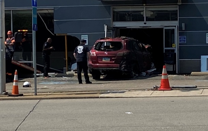 В США автомобиль влетел в здание клиники, трое погибших