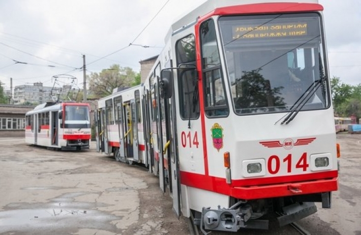 В Запорожье мастер парковки заблокировал трамвай (видео)