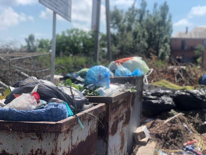 В Запорожской области популярный курорт утопает в мусоре (видео, фото)