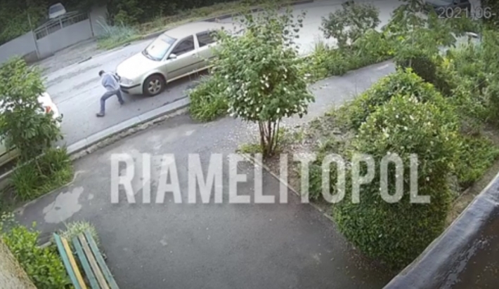 В Мелитополе незадачливый вор попался на камеры видеонаблюдения (видео)