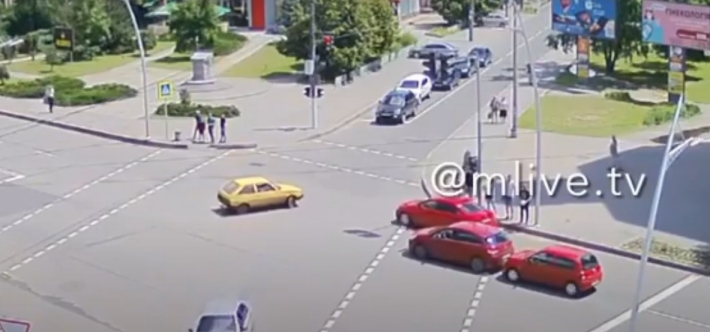 Странное ДТП в Мелитополе попало на камеру наблюдения (видео)