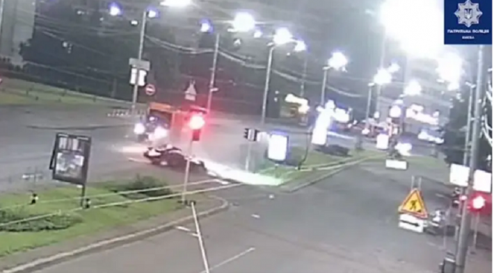 Ночью пьяный водитель за рулем Mercedes устроил два ДТП в центре столицы. Видео