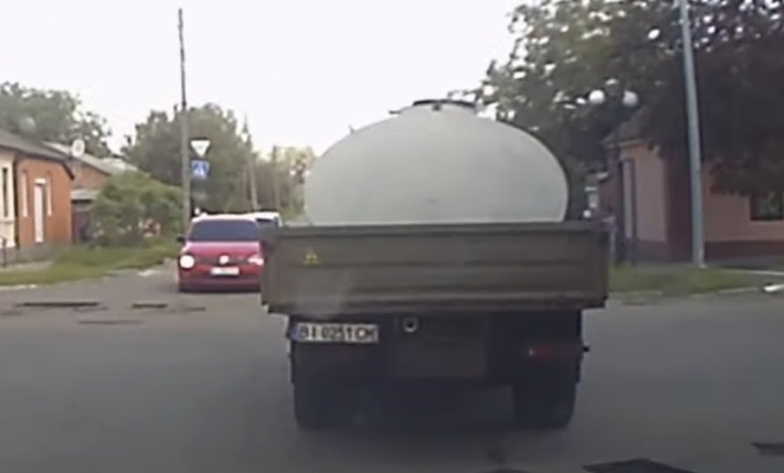 На Полтавщине грузовик наехал на девушку з ребенком на руках – момент попал на видео
