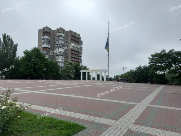 В память о погибшем экипаже ИЛ 76 в Мелитополе приспущены флаги