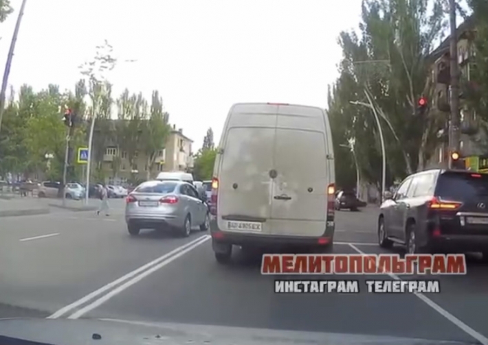 В Мелитополе водитель КИА выехал на встречку и едва не раздавил пешеходов