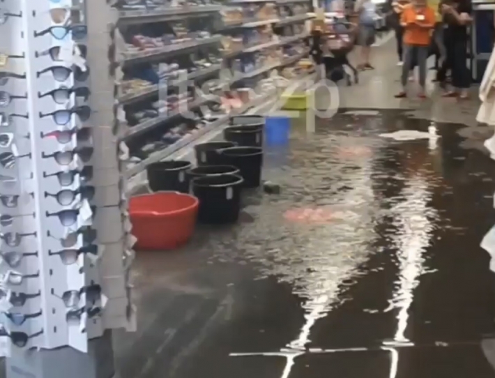 В Запорожье затопило строительный гипермаркет (видео)