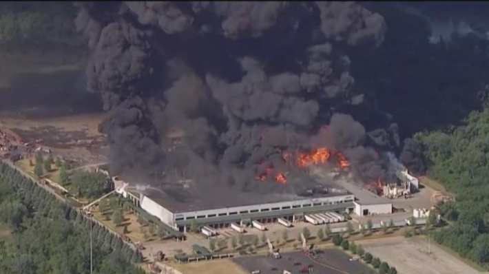 В США вторые сутки горит химический завод, идет эвакуация населения (видео)