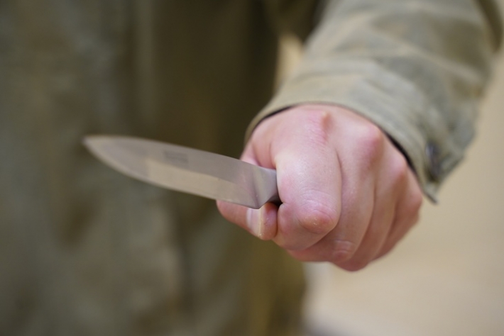 В Запорожской области мужчина при задержании угрожал ножом полицейским