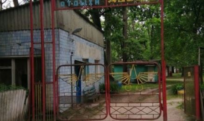Под Киевом дети провалились в выгребную яму неработающей базы отдыха: один ребенок погиб