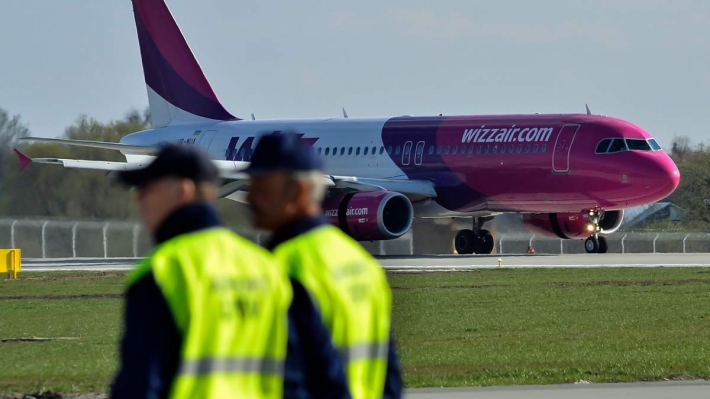 В Польше экстренно посадили самолет, летевший в Украину: в чем причина