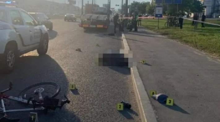 В Киеве из-за пьяного пешехода от удара грузовика погиб велосипедист. Фото и видео с места ДТП