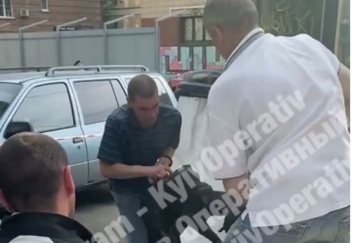 Хозяева просто не могли удержать: в Киеве посреди улицы в жесткой схватке сцепились два пса – фото, видео
