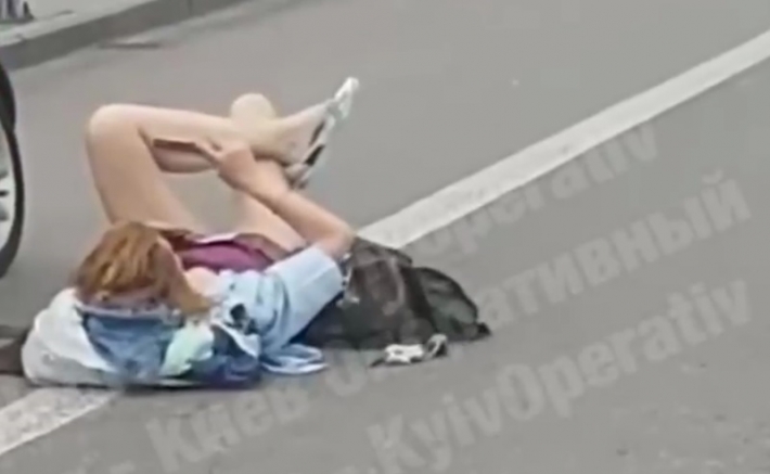 В Киеве девушка устроила шоу для водителей - прилегла отдохнуть посреди дороги: видео