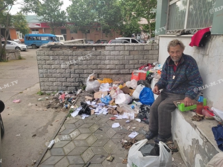 В Мелитополе бездомному кочевнику платят деньги, чтобы он выселился (фото)