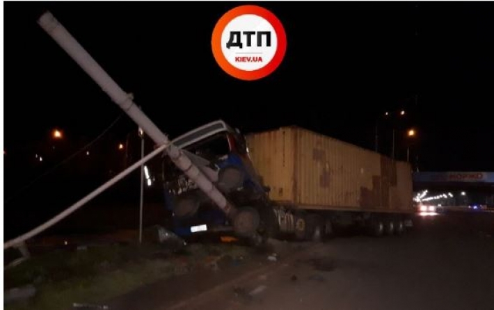 Родился "в бронежилете": в Киеве водитель чудом выжил в ДТП на развязке моста, фото и видео