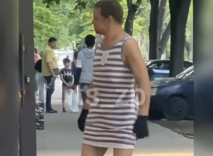 По Запорожью гулял мужчина в коротком женском платье (видео)
