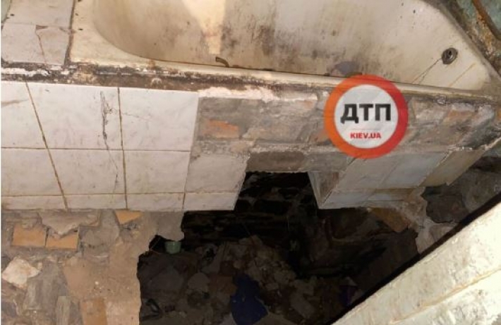 В центре Киева в жилом доме обрушился пол: жуткие фото дыры в квартире