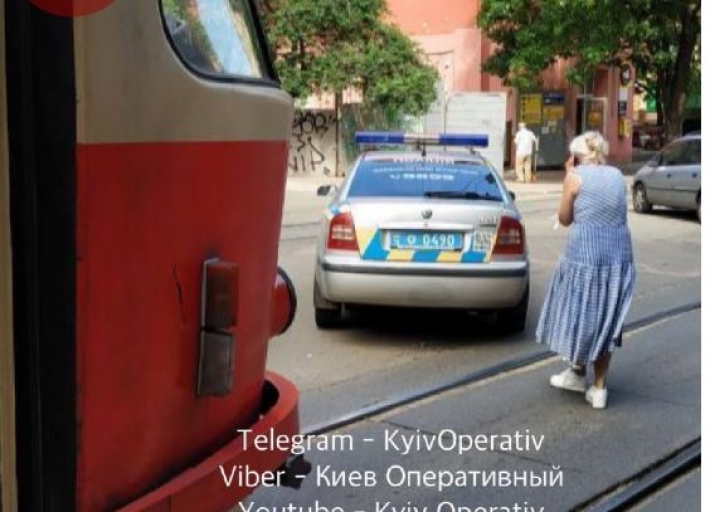 В Киеве полицейские отличились "героической" парковкой, перекрыв движение: фото