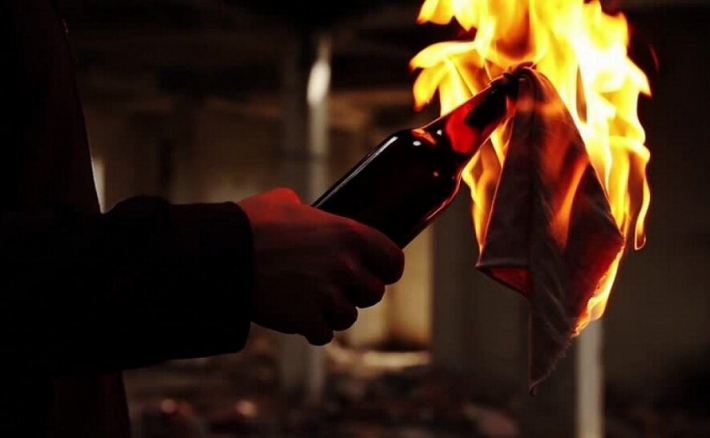 В Запорожской области кинули зажигательную смесь в частный дом (фото)