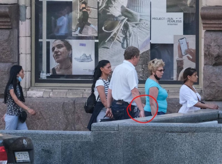 Как "работают" карманницы на улицах Киева: в сети показали фото в момент кражи