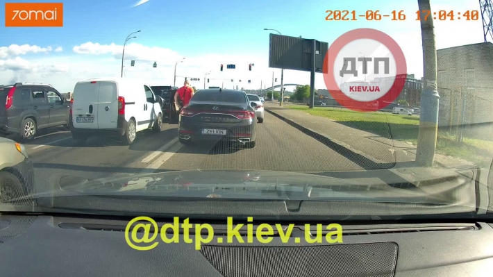 В Киеве "герой" решил "проучить" женщину-водителя и мастерски скрылся с места: видео