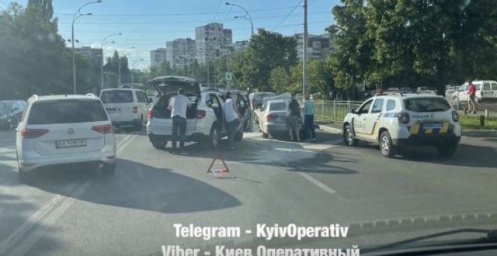 В Киеве тройное ДТП парализовало движение - авто получили серьезные повреждения: видео с места