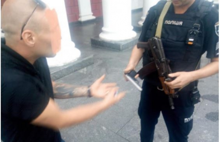 ​Пистолет как аргумент: в Одессе возле мэрии пьяный дебошир открыл стрельбу, фото
