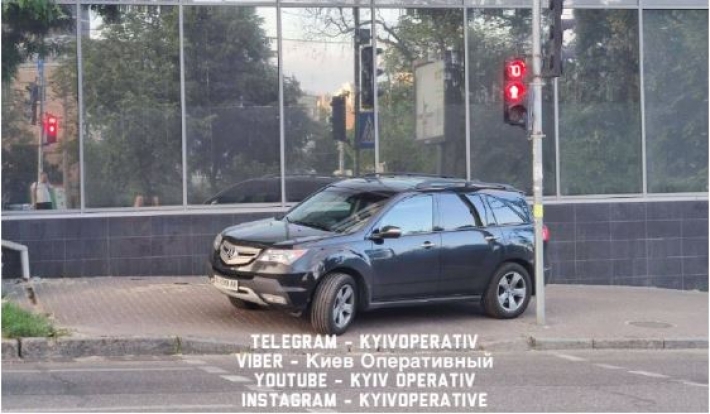 Настоящее жлобство: в Киеве водитель отличился "героической" парковкой возле светофора, фото
