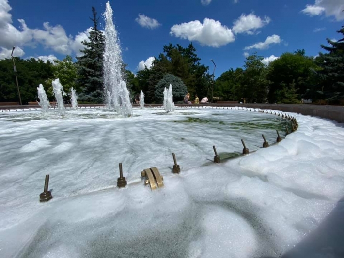 В Мелитополе фонтан в центральном парке покрылся пеной - в чем дело (фото)
