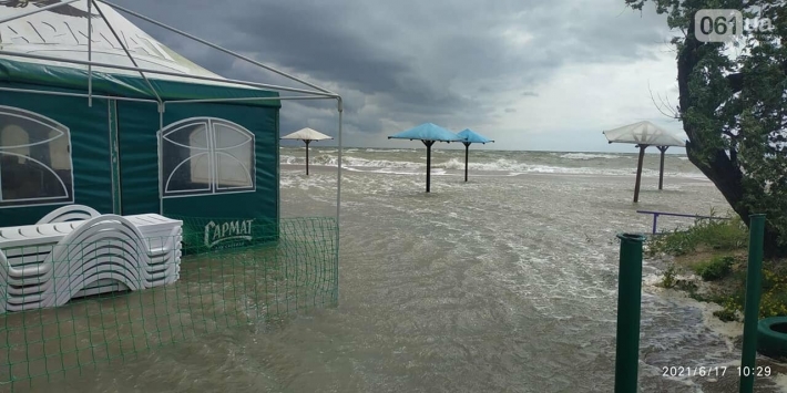 В Бердянске в результате шторма море затопило пляжи (фото)