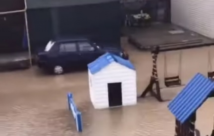 Базы отдыха в Кирилловке затопило - отдыхающие ходят по колено в воде (видео)