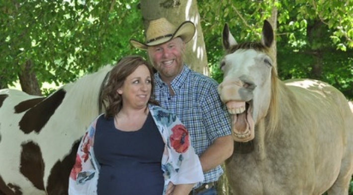 Пара захотела милую фотосессию с лошадьми, но вышла комедия
