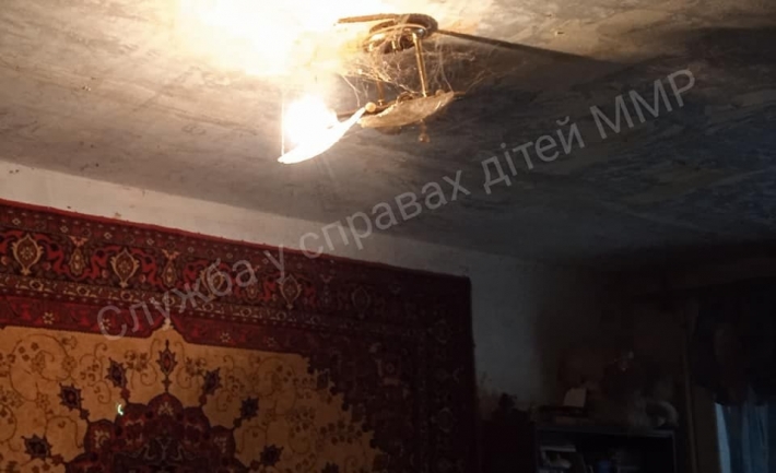 В Мелитополе в загаженном доме нашли худых и изможденных детей (фото)