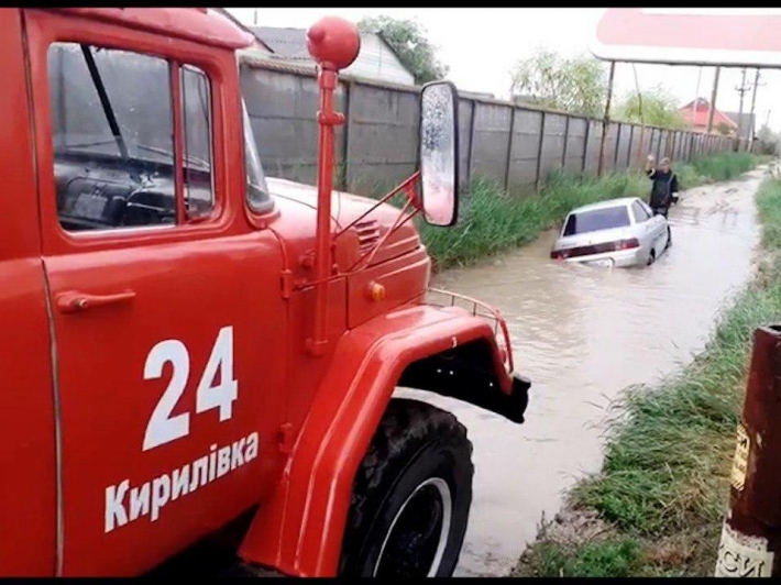 В Кирилловке спасатели доставали утонувшие автомобили (фото)