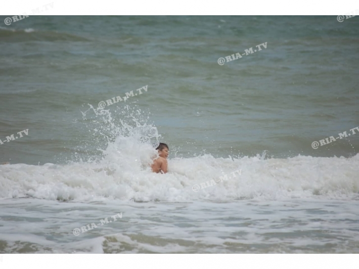 В Кирилловке отдыхающие купаются даже в шторм в пенном море (фоторепортаж)