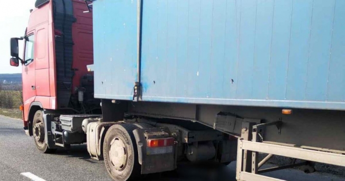 В Ровенской области от грузовика во время движения отлетело колесо, которое убило 30-летнего пешехода