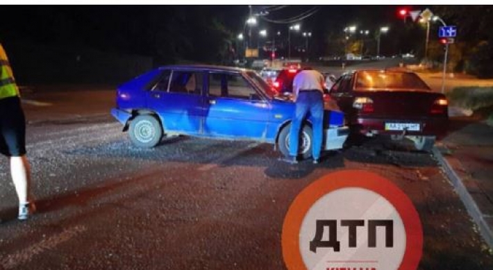 Как в страшном сне: в Киеве у грузовика отказали тормоза, он снес два автомобиля, фото