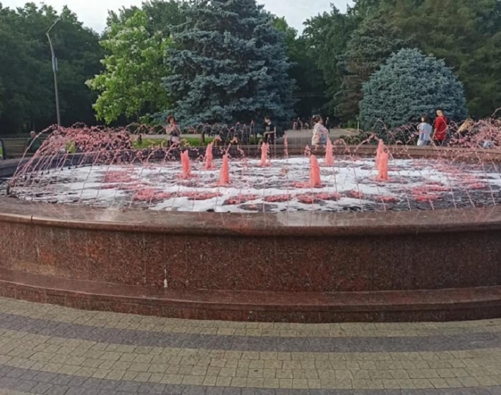 В парке рассказали, как в Мелитополе в фонтане "черешневый компот" появился