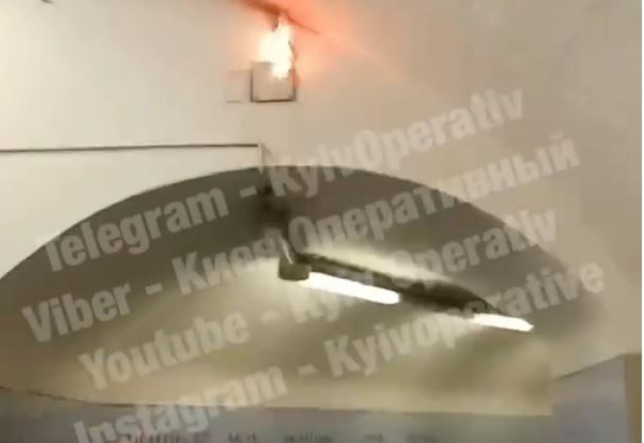 Необычная техника тушения пожара: в киевском метро возгорание гасили мокрой тряпкой, видео