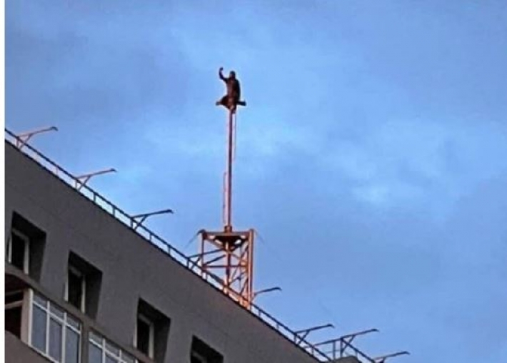 Все ради селфи: в Киеве мужчина забрался на сигнальную вышку многоэтажки ради снимка, фото