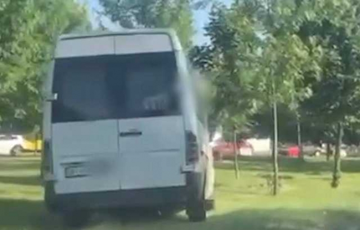 В Киеве маршрутчик объезжал пробку по газону и был наказан, видео