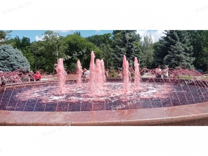 В Мелитополе в черешневом фонтане уже купаются дети (фото, видео)