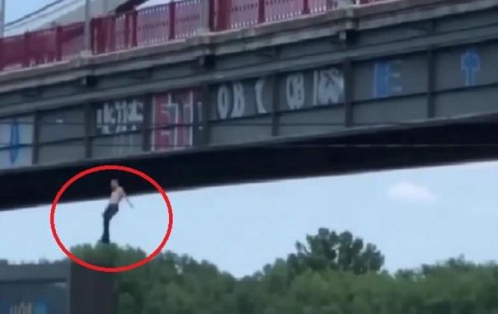 В Киеве прыжок мужчины с моста попал на видео