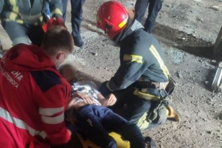 В Киеве ребенок играл на стройке и упал с высоты: что известно