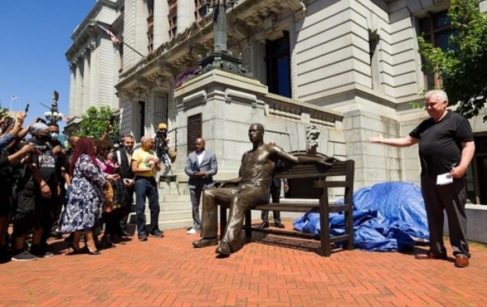 В США установили памятник Джорджу Флойду (фото)