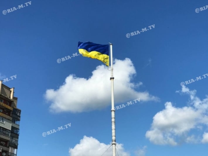 В Мелитополе главный флаг Украины разорван (фото, видео)