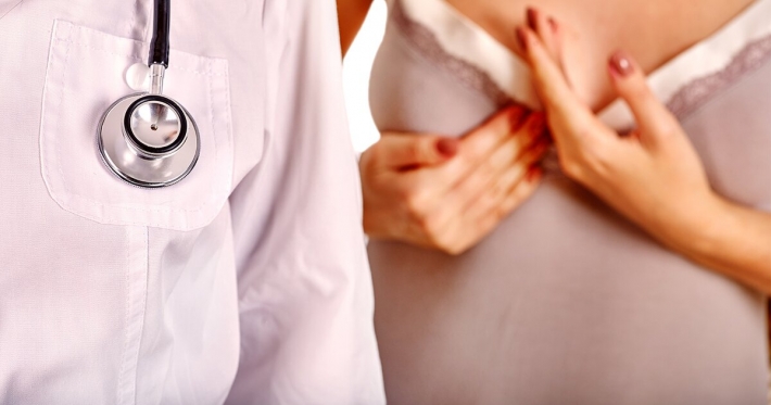 Маммолог назвала причины боли в груди у женщин