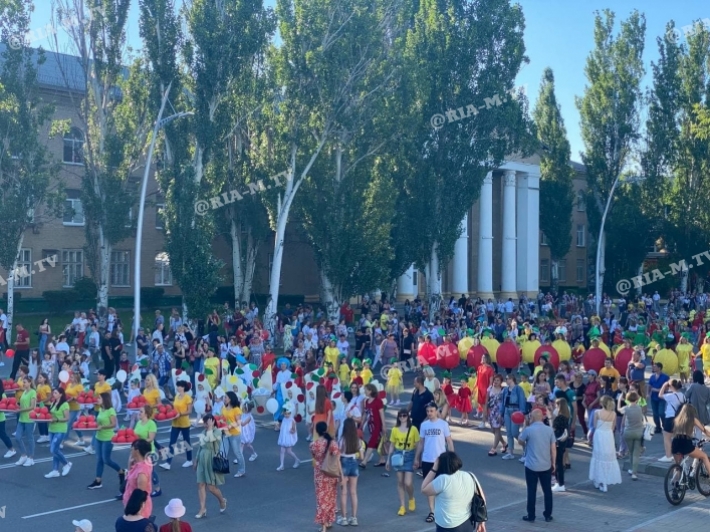 Тысячи участников Черишествия прошли по главному проспекту в Мелитополе (фото, видео)