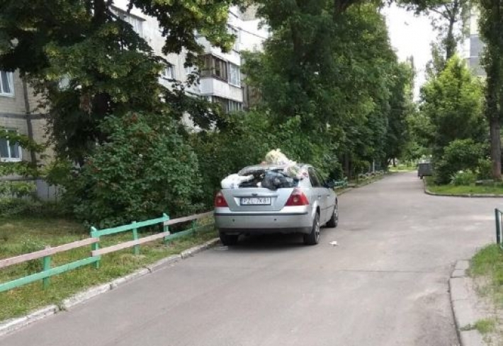 В Киеве герою парковки оставили на автомобиле тонкий намек с сильным "ароматом": фото