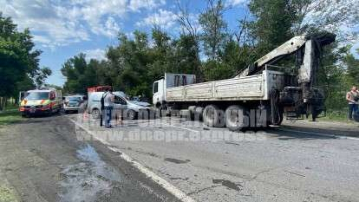 В Днепре на Гаванской Peugeot столкнулся с грузовиком: водитель легковушки погиб на месте (Фото 18+)
